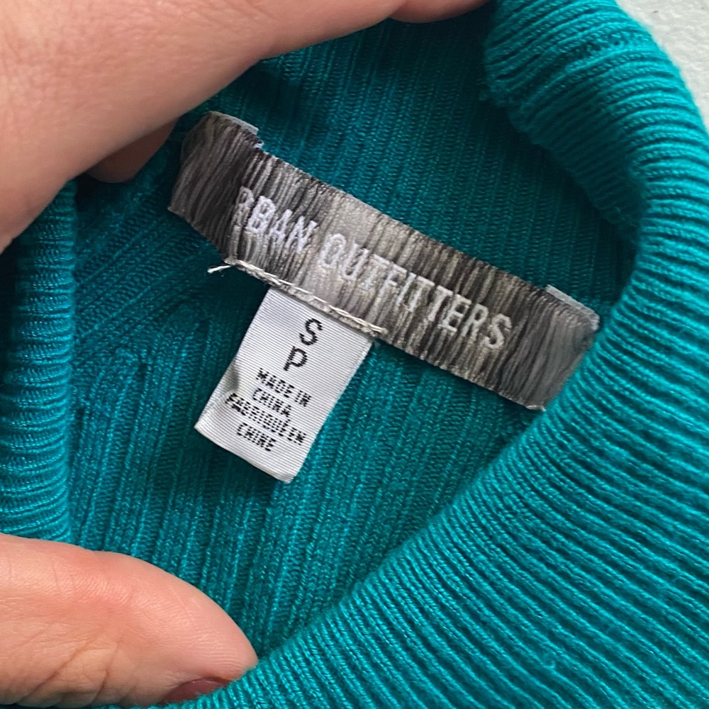 URBAN OUTFITTERS Aria Turtleneck Sweater Cut Out‎ Long Sleeve Ribbed Crop Top - Picture 6 of 6